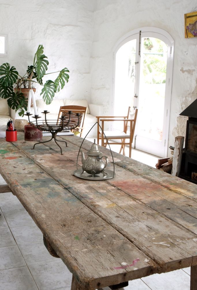10 Affordable Pallet Tables That Look Luxurious But Won't Break the Bank! - 1. Rustic Farmhouse Table 1
