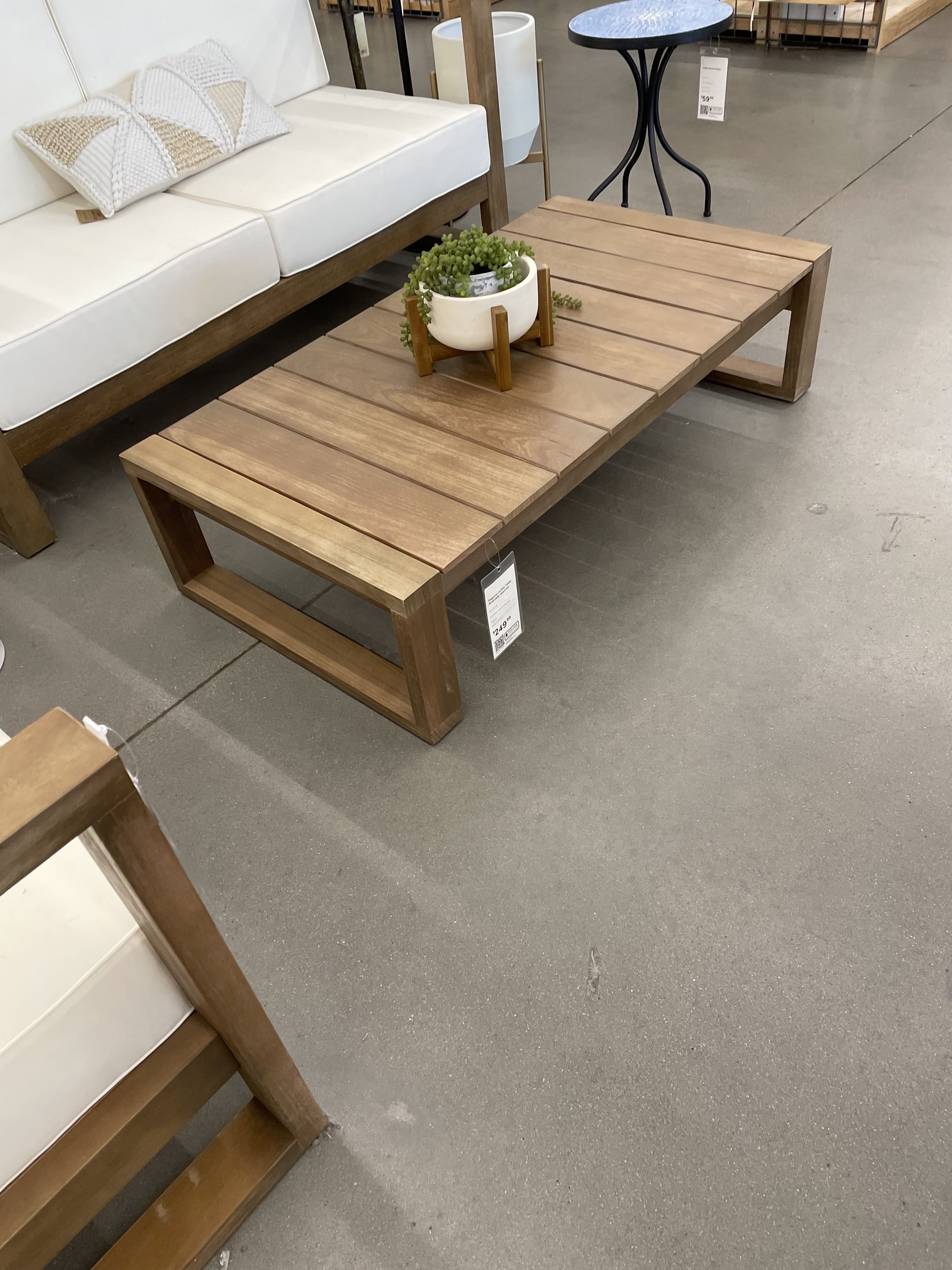 10 Affordable Pallet Tables That Look Luxurious But Won't Break the Bank! - 2. Modern Minimalist Pallet Table 1