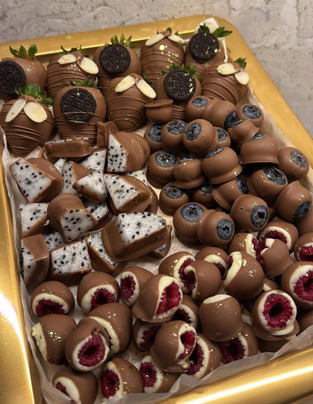 Create Your Own Cocoa Snack Platter: 7 Delicious Combinations You Can't Resist! - 1. Classic Chocolate and Fruit Delight 1