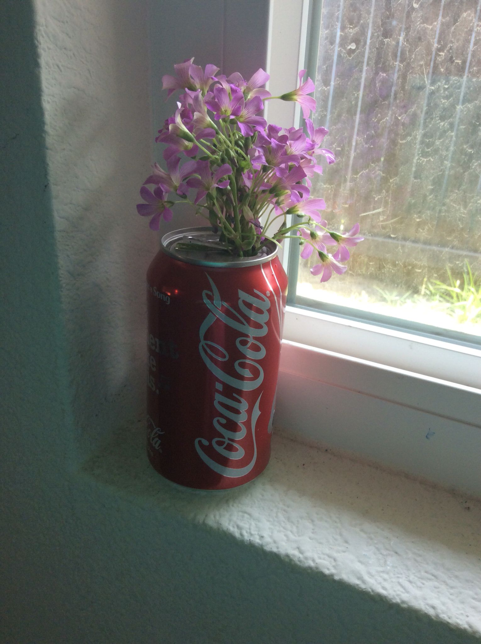 10 Incredible Upcycling Ideas with Cans That'll Transform Your Space Forever! - 9. Unique Vases 1