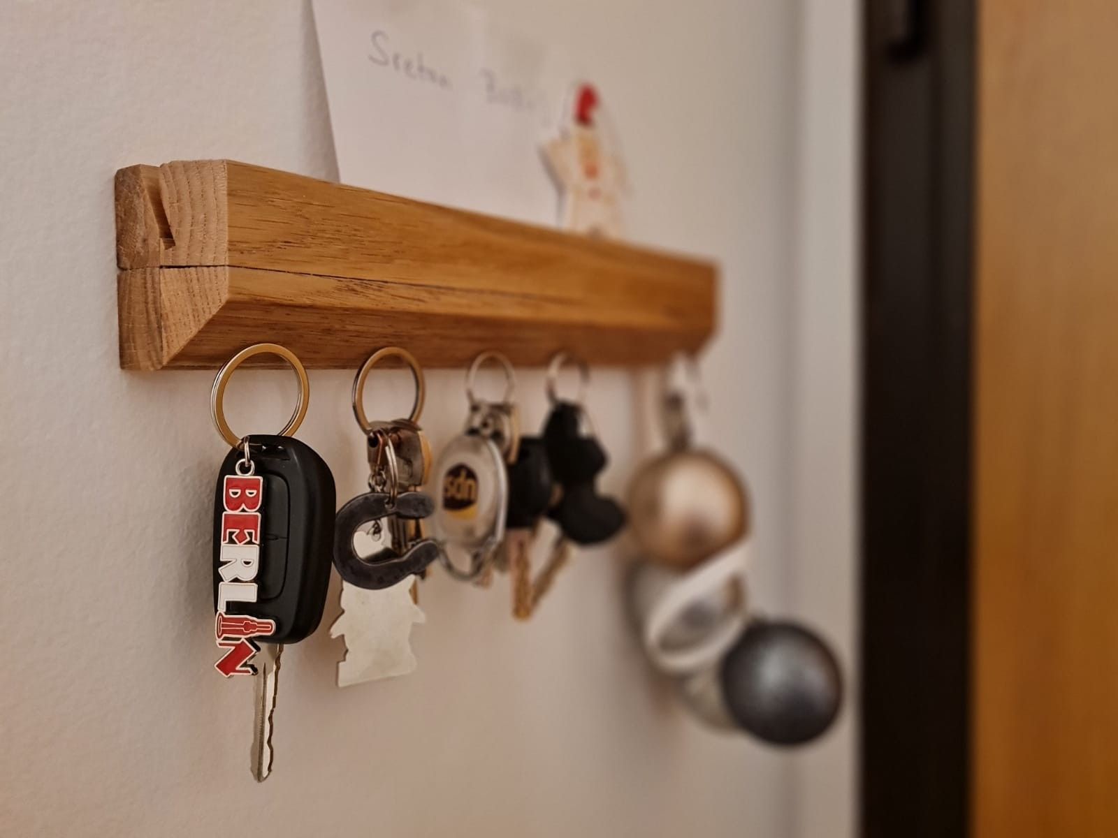 10 Key Holders That Are More Than Just Functional: Transform Your Entryway! - 2. Sleek Modern Magnetic Holders 2